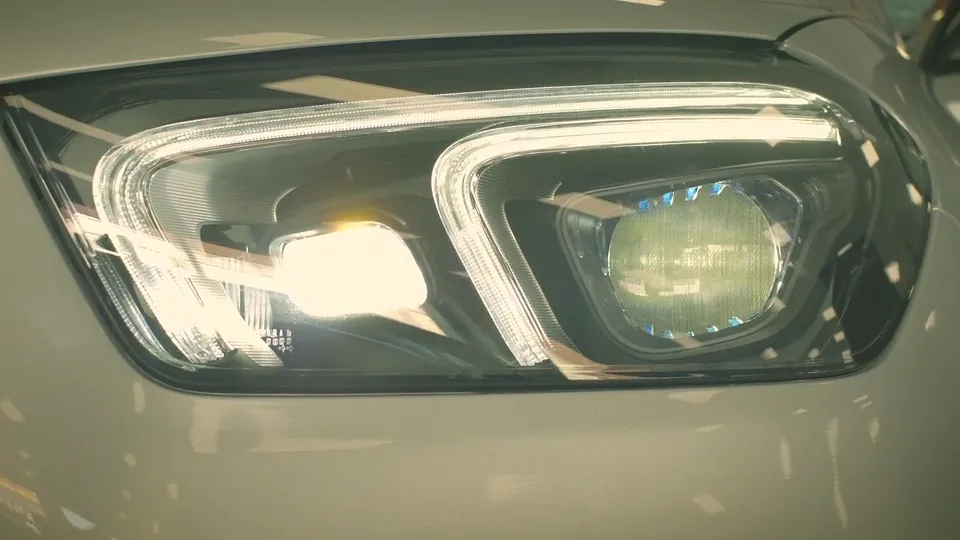 Farol de LED acendendo, com as lentes limpas e transparentes