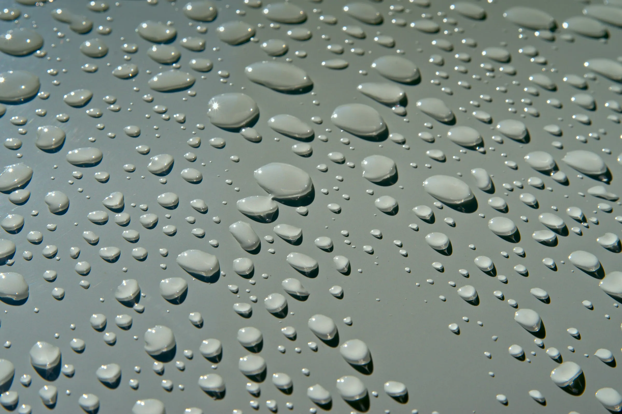 Gotas de água formando esferas sobre pintura protegida